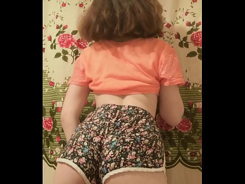 ❤️ Nwa ọhụrụ sexy na-eyipụ uwe mkpirisi ya na igwefoto Mmekọahụ ❌️❤